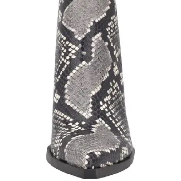 Marc Fisher LTD
Alva leather Bootie - Picture 4 of 10